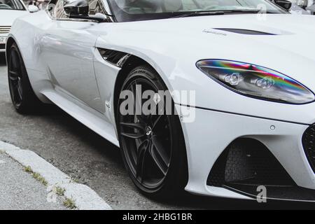 Kiev, Ukraine - 12 juin 2021: Voiture anglaise blanche Aston Martin DBS Superleggera garée dans la ville Banque D'Images