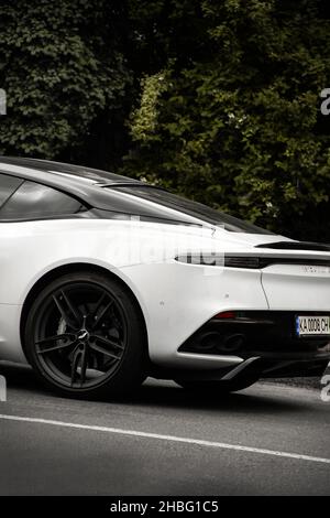 Kiev, Ukraine - 12 juin 2021: Voiture anglaise blanche Aston Martin DBS Superleggera garée dans la ville Banque D'Images