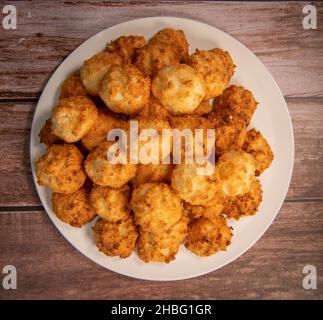 Le coco de Rocher de la noix de coco dessert de couleur brune faire avec des œufs blancs et du sucre. Banque D'Images