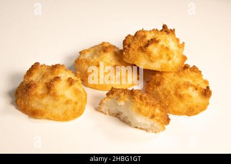 Le coco de Rocher de la noix de coco dessert de couleur brune faire avec des œufs blancs et du sucre. Banque D'Images