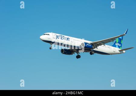 JetBlue Airways Airbus A321-231 immatriculé N967JT arrivant à LAX, aéroport international de Los Angeles. Banque D'Images