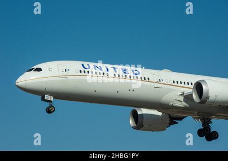 Boeing 787-10 de United Airlines immatriculé N854DN arrivant à LAX, aéroport international de Los Angeles. Banque D'Images