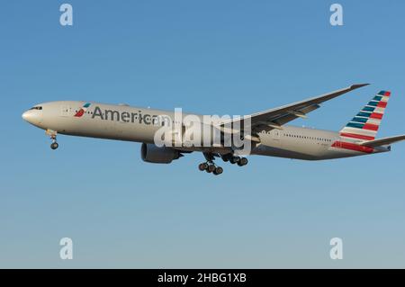 Boeing 777-323ER d'American Airlines immatriculé N736AT arrivant à LAX, aéroport international de Los Angeles. Banque D'Images