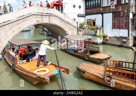 Croisière touristique en barque en bois un vieux pont en pierre se trouve au-dessus d'un canal dans la vieille ville aquatique de Zhujiajiao, un village historique de Shanghai, en Chine Banque D'Images