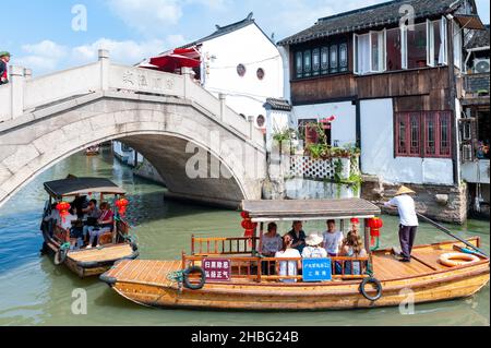 Croisière touristique en barque en bois un vieux pont en pierre se trouve au-dessus d'un canal dans la vieille ville aquatique de Zhujiajiao, un village historique de Shanghai, en Chine Banque D'Images