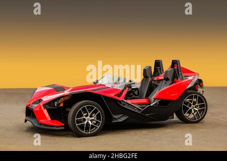 Ukraine, Odessa - 5 septembre 2021 : tricycle rouge unique Polaris Slingshot SL sur fond propre.Fond d'écran.Pour la publicité Banque D'Images