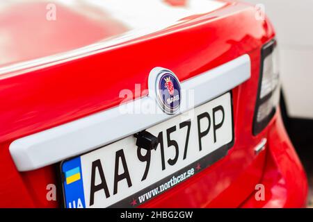 Chernigov, Ukraine - 24 juillet 2021 : gros plan de la voiture rouge Saab 9-3 Banque D'Images