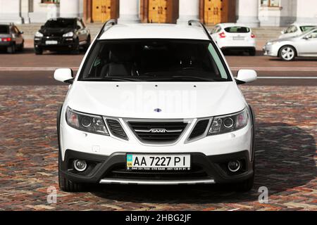 Chernigov, Ukraine - 24 juillet 2021 : blanc Saab 9-3X dans la ville Banque D'Images