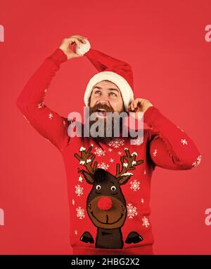 juste s'amuser. barbu brutal dans chapeau de père noël. joyeux noël. homme avec barbe sur fond rouge. ventes de noël. vêtements taille basse Banque D'Images