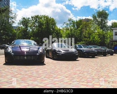 Kiev, Ukraine - 14 mai 2011: Supercars noirs Ferrari 599 GTB Fiorano et Porsche 911 Turbo Gemballa Avalanche GTR 800 EVO-R et Porsche 911 (997) Tur Banque D'Images