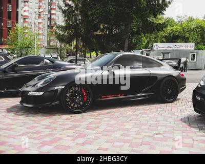 Kiev, Ukraine - 14 mai 2011: Voiture noire Porsche 911 Turbo Gemballa Avalanche GTR 800 EVO-R dans la ville Banque D'Images