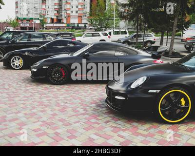 Kiev, Ukraine - 14 mai 2011: Supercars noirs Ferrari 599 GTB Fiorano et Porsche 911 Turbo Gemballa Avalanche GTR 800 EVO-R et Porsche 911 (997) Tur Banque D'Images