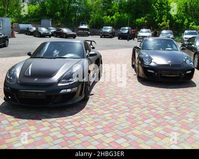 Kiev, Ukraine - 14 mai 2011: Voitures noires Porsche 911 (997) Turbo TechArt GT Street et Porsche 911 Turbo Gemballa Avalanche GTR 800 EVO-R dans le Banque D'Images