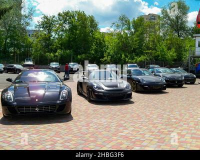 Kiev, Ukraine - 14 mai 2011: Supercars noirs Ferrari 599 GTB Fiorano et Porsche 911 Turbo Gemballa Avalanche GTR 800 EVO-R et Porsche 911 (997) Tur Banque D'Images