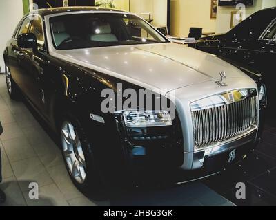 Kiev, Ukraine - 23 octobre 2010 : voiture fantôme de luxe britannique Rolls-Royce.Voiture à vendre Banque D'Images