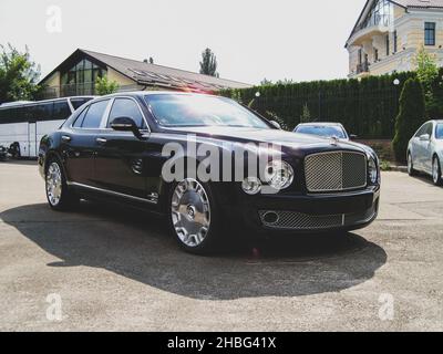 Kiev, Ukraine - 12 juin 2011 : Bentley Mulsanne dans la ville.Voiture de luxe de catégorie supérieure Banque D'Images