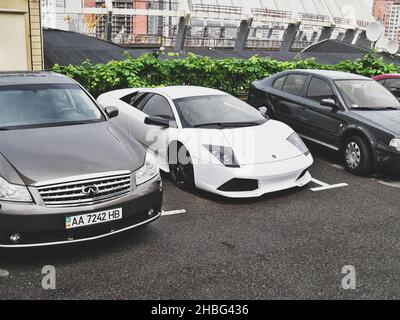 Kiev, Ukraine - 18 août 2010: Le supercar blanc Lamborghini Murcielago LP640 garée dans la ville Banque D'Images