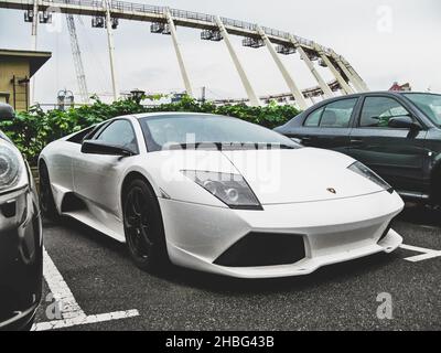 Kiev, Ukraine - 18 août 2010: Le supercar blanc Lamborghini Murcielago LP640 garée dans la ville Banque D'Images