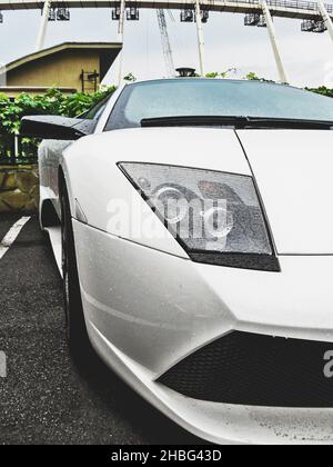 Kiev, Ukraine - 18 août 2010: Le supercar blanc Lamborghini Murcielago LP640 garée dans la ville Banque D'Images