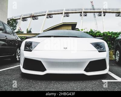 Kiev, Ukraine - 18 août 2010: Le supercar blanc Lamborghini Murcielago LP640 garée dans la ville Banque D'Images