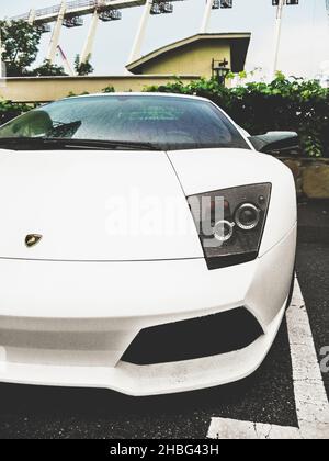 Kiev, Ukraine - 18 août 2010: Le supercar blanc Lamborghini Murcielago LP640 garée dans la ville Banque D'Images