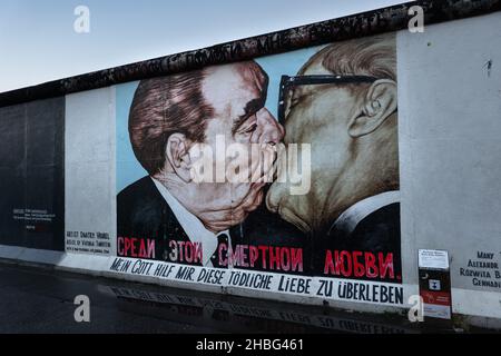 Berlin, Allemagne, murale au mur de Berlin avec le célèbre Kiss d'Erich Honecker et Leonid Brejnev, présidents de la RDA et de l'URSS. graffiti painting St Banque D'Images