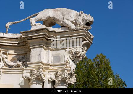Rome, Italie, sculpture sur lion, porte d'entrée historique du jardin zoologique Bioparco di Roma (Giardino Zoologico), zoo architectural de la Villa Borghèse Banque D'Images