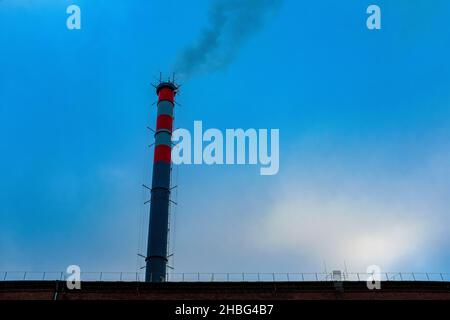 Berlin, Allemagne.La centrale électrique Berlin-Moabit est encore fossile, alimentée par du charbon noir émettant du carbone, polluant l'atmosphère avec des gaz à effet de serre et CO2. Banque D'Images