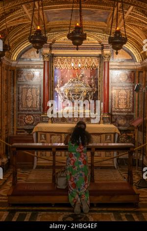 Rome, Italie, Basilique de Sainte Marie majeure (Basilique de Santa Maria Maggiore) intérieur, priant la femme en reliquaire du Saint-Cob Banque D'Images