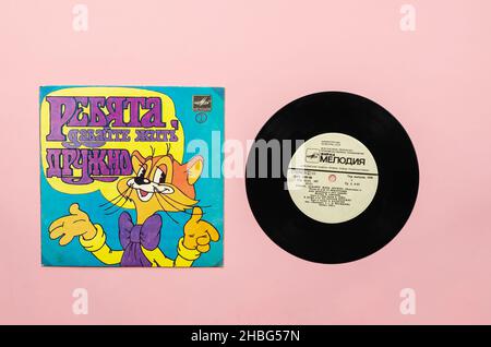 disque vinyle de 7 pouces de chansons pour enfants.Bandes sonores de la bande-dessinée soviétique aventures du Cat Leopold et des deux souris.Enregistré par Melody, 1983. Banque D'Images