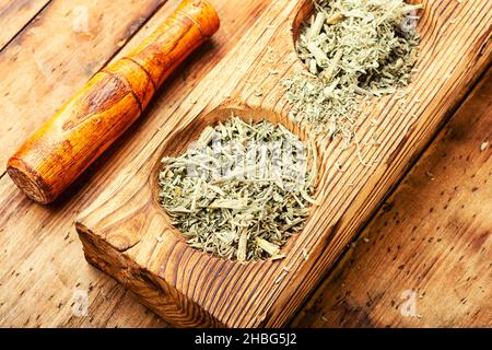 Herbes médicinales, herbes médicinales, moût.Bois de millepertuis dans un mortier. Banque D'Images