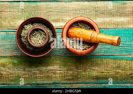 Herbes médicinales, herbes médicinales.Bois de millepertuis dans un mortier. Banque D'Images