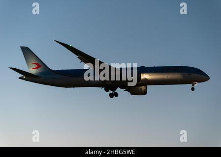 Neos Boeing 787 Dreamliner avion en approche pour atterrir à l'aéroport de Londres Heathrow, Royaume-Uni, dans un ciel clair de crépuscule.Arrivée de nuit avec des réfugiés afghans Banque D'Images