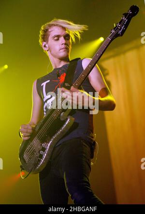 Mikey Way of My Chemical Romance se produit sur scène au Wembley Arena de Londres le 12,2011 février Banque D'Images