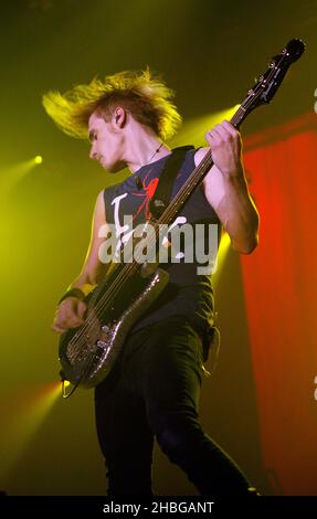 Mikey Way of My Chemical Romance se produit sur scène au Wembley Arena de Londres le 12,2011 février Banque D'Images