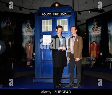 Matt Smith (à gauche) pose à côté de la Tardis et un modèle à l'échelle de la taille de la vie de Doctor Who, lors du lancement VIP de Doctor Who Experience à Olympia Two à Kensington, à l'ouest de Londres. Banque D'Images