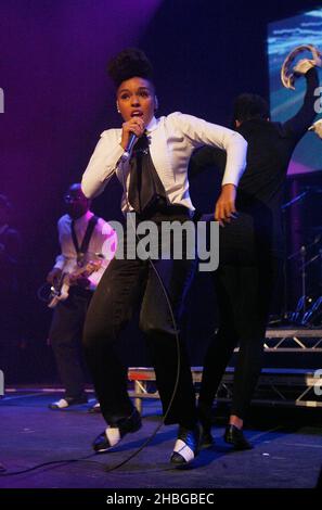 Janelle Monae se produit au Roundhouse de Londres Banque D'Images