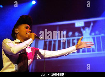 Janelle Monae se produit au Roundhouse de Londres Banque D'Images