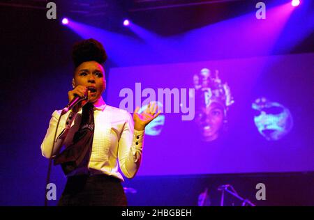 Janelle Monae se produit au Roundhouse de Londres Banque D'Images