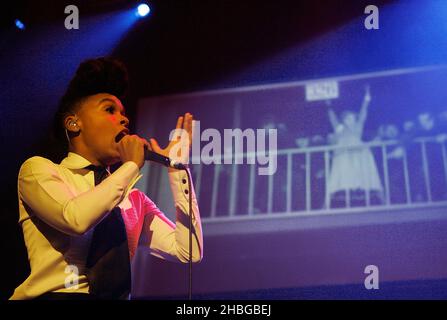 Janelle Monae se produit au Roundhouse de Londres Banque D'Images