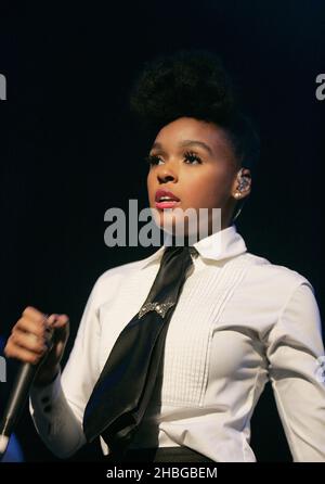 Janelle Monae se produit au Roundhouse de Londres Banque D'Images