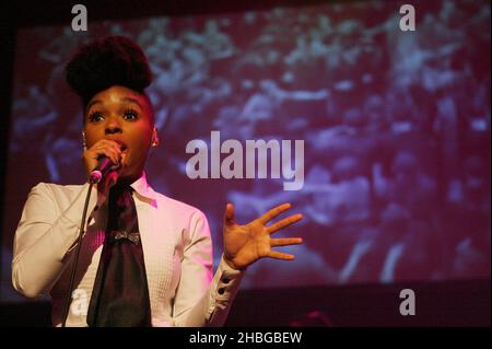 Janelle Monae se produit au Roundhouse de Londres Banque D'Images