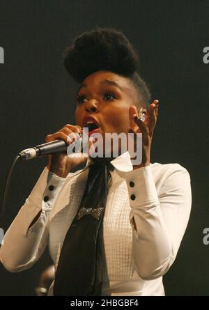 Janelle Monae se produit au Roundhouse de Londres Banque D'Images