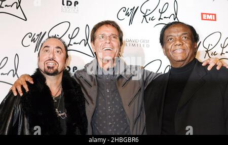 Sir Cliff Richard à un photocall avec les producteurs David Gest (à gauche) et Lamont Dozier (à droite) à Gilgamesh à Londres pour annoncer les détails de son nouvel album. Banque D'Images