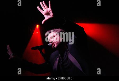 Simon le bon de Duran Duran se produit sur scène au Shepherd's Bush Empire de Londres en O2. Banque D'Images