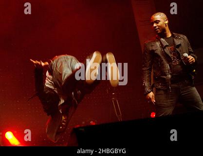 De gauche à droite, Aston Merrygold et Jonathan 'JB' Gill de JLS se sont produits au Sunshine concert de Troxy, Londres Banque D'Images