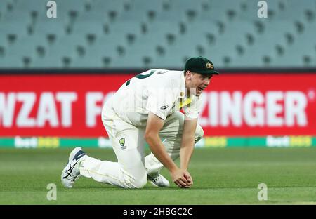 Le Cameron Green d'Australie célèbre après avoir pris la capture pour rejeter James Anderson d'Angleterre sur le bowling de Jhye Richardson pendant le cinquième jour du deuxième test de cendres à l'Adelaide Oval, Adélaïde.Date de la photo: Lundi 20 décembre 2021. Banque D'Images