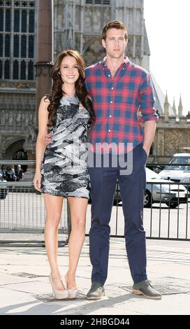 Camilla Luddington et Nico Evers-Swindell arrivent à Londres pour promouvoir la sortie DVD de William et Kate: The Movie. Banque D'Images