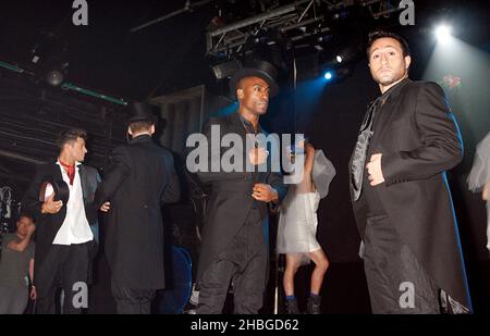 Lee Ryan, Simon Webbe, Duncan James et Anthony Costa de Blue se sont performances avant leur entrée à l'Eurovision au ciel de G-A-y le 30 avril 2011. Banque D'Images