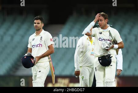 James Anderson ( à gauche ) et Stuart Broad ont été abandonnés pendant le cinquième jour du deuxième test de cendres à l'Adelaide Oval, à Adélaïde.Date de la photo: Lundi 20 décembre 2021. Banque D'Images